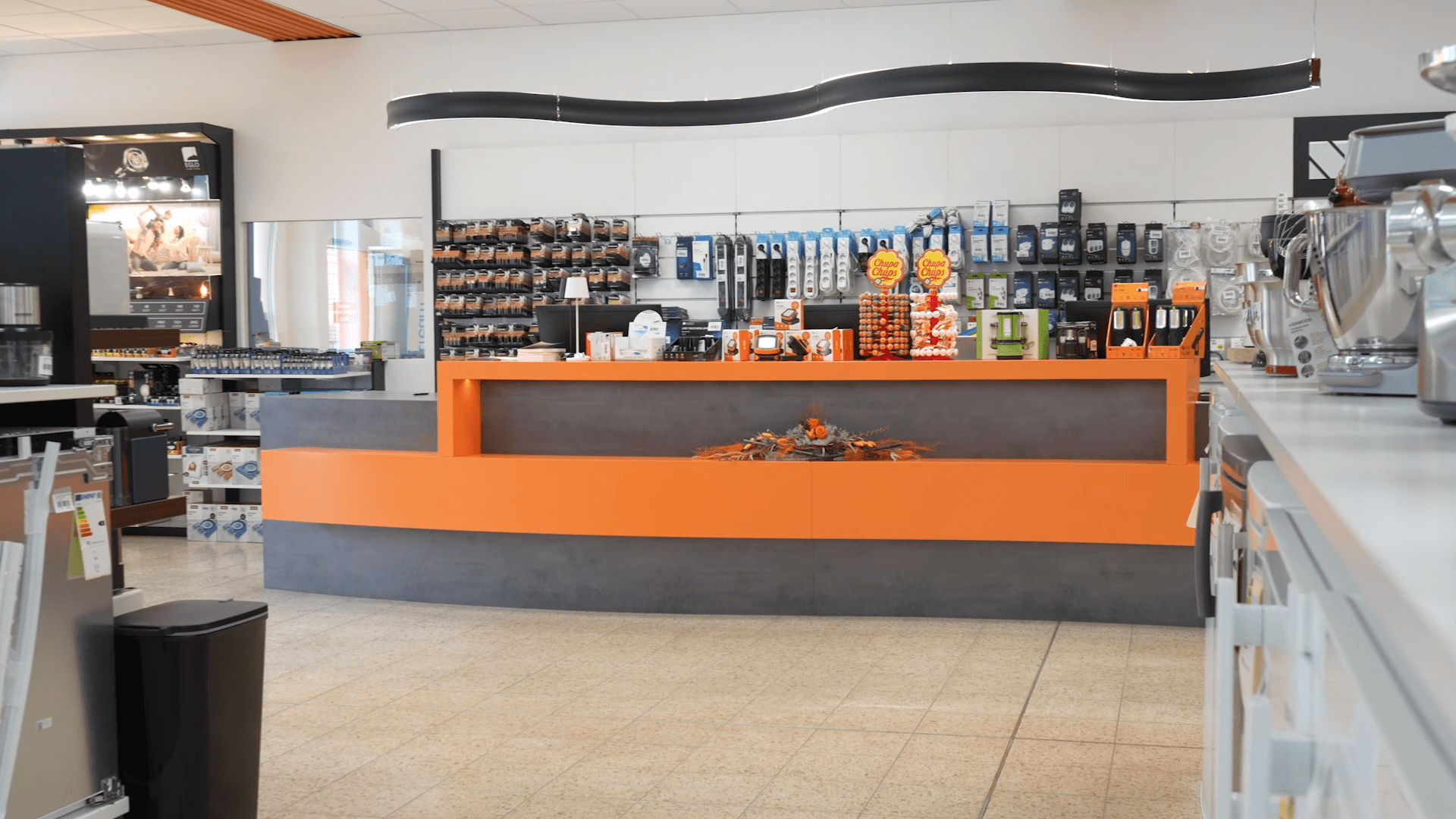 Verkaufstheke mit Zubehör und Kleingeräten