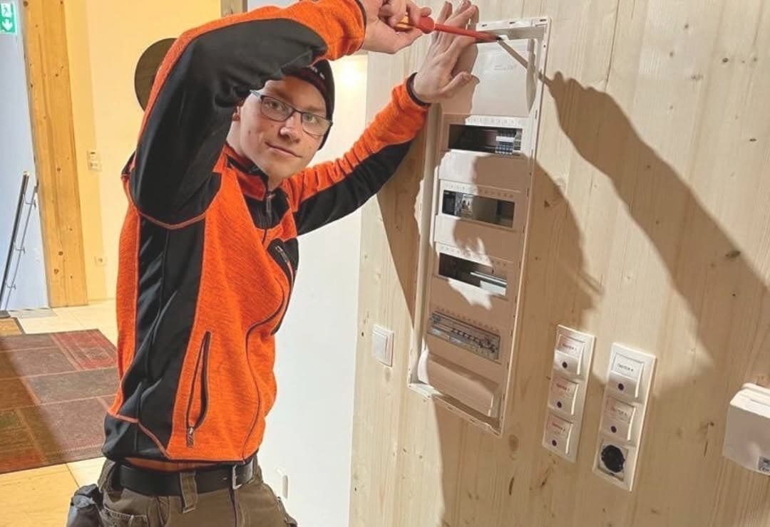 Elektrotechniker von ET König beim Verteilerbau