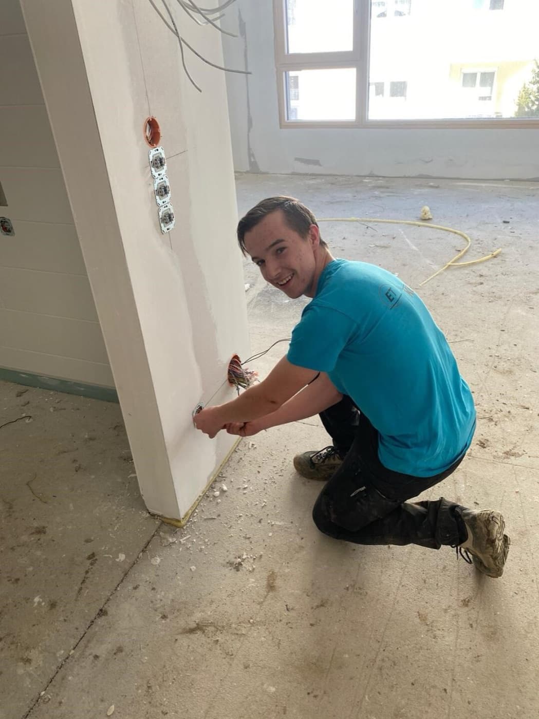 ET König Elektriker bei der Installation auf der Baustelle