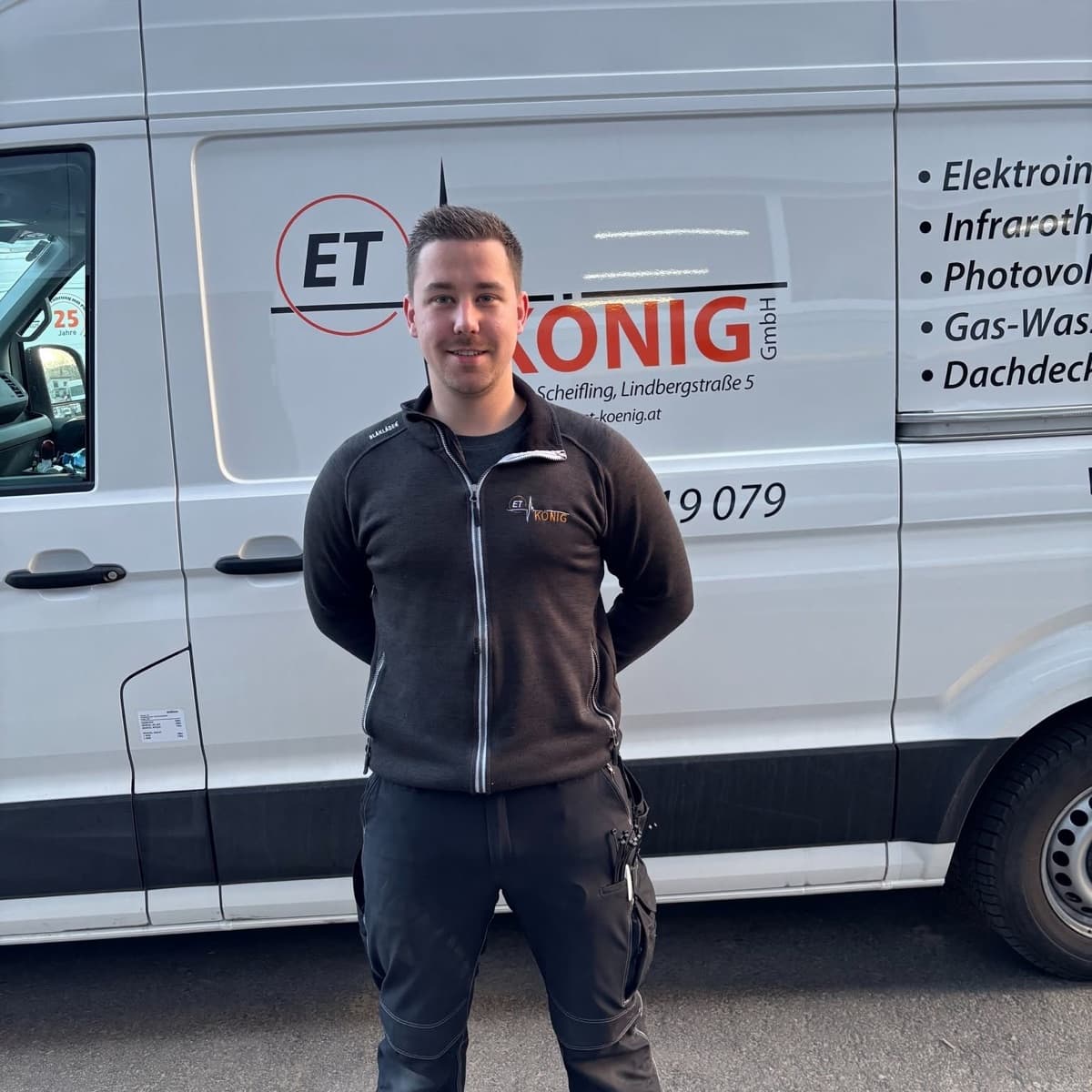 ET König Mitarbeiter vor seinem eigenen Firmenbus