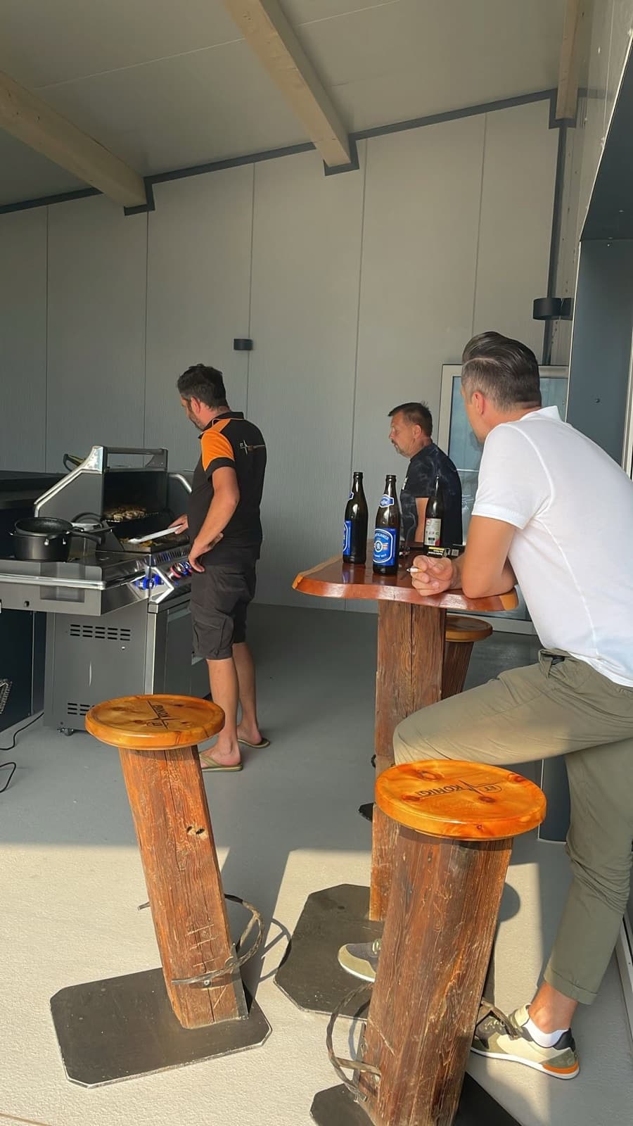 Der Chef grillt für das Team bei ET König